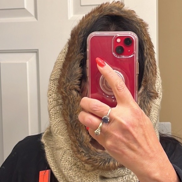Evelyn K faux fur trimmed cable knit cowl NWT no flaws beige with brown faux fur - Picture 11 of 11